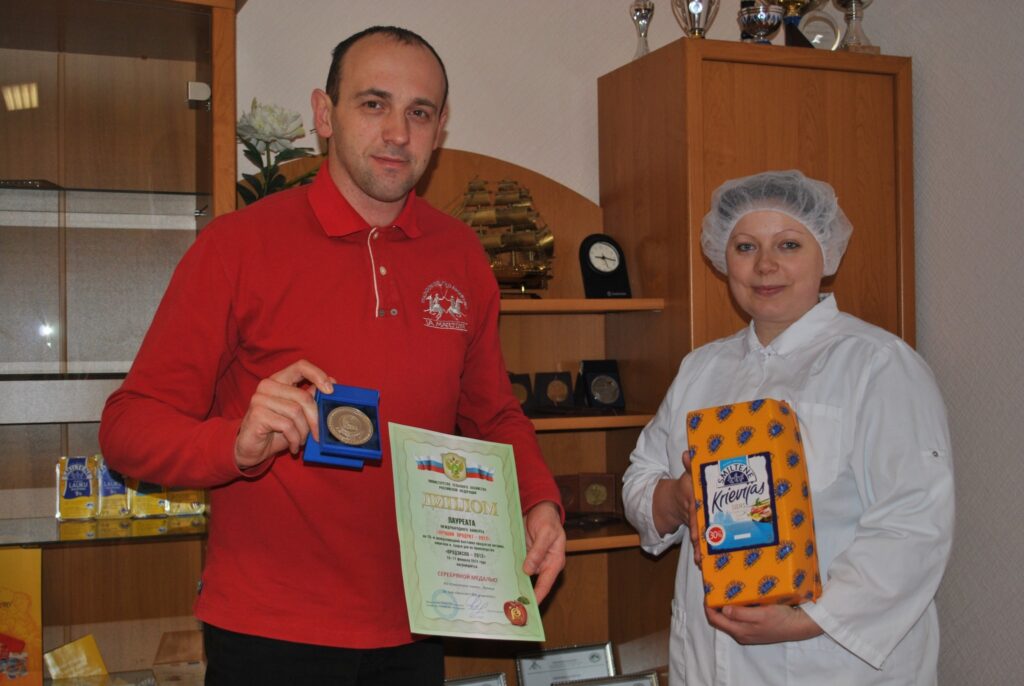 Smiltenes piensaimnieku ražotais 'Krievijas' siers ar samazinātu tauku saturu ar citu nosaukumu 'Vatson' ieguvis sudraba godalgu izstādē Maskavā. Par panākumu priecājas arī a/s “Smiltenes piens”ražošanas meistare Vita Puriņa un pārdošanas menedžeris Egils Mūrnieks. 
Autors: Sandra Pētersone