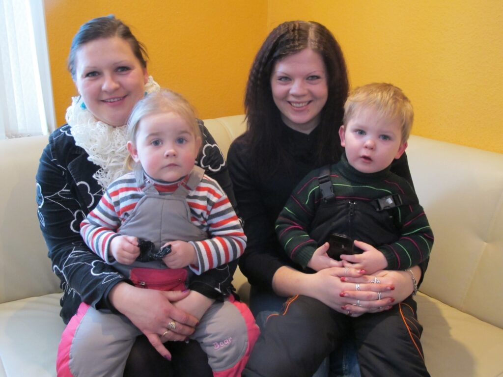  Ikdienā valcēnietes Ilva Zvirgzda (no kreisās) un Egija Umure audzina savas atvases – meitu Montu un dēlu Alanu.
Autors: Inga Karpova