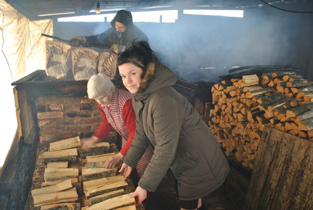 Launkalnieši Inga Rīdere (priekšplānā) un Normunds Krankovskis atraduši iespēju, kā uzturēt ģimeni, nebraucot peļņā uz ārzemēm. Kopā ar radinieci Viju Dreijeri viņi strādā pašu dibinātā uzņēmumā un ražo gaļas izstrādājumus.
Autors: Sandra Pētersone