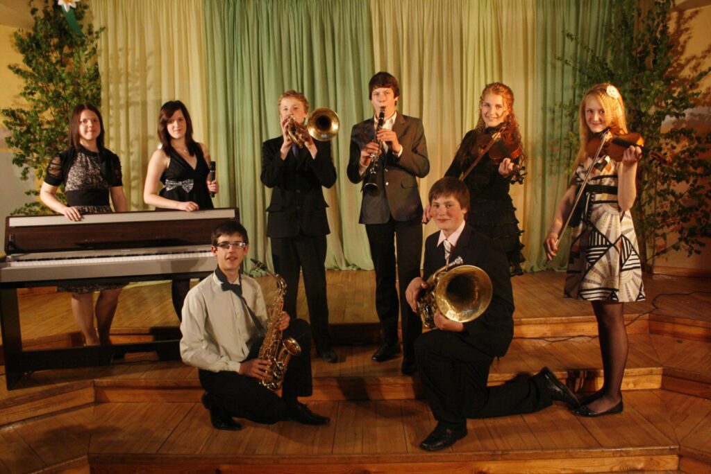 Strenču mūzikas skolu tās 25 gadu pastāvēšanas laikā absolvējuši 160 audzēkņi. Attēlā  -   2011. gada izlaidums.
Autors: publicitātes foto