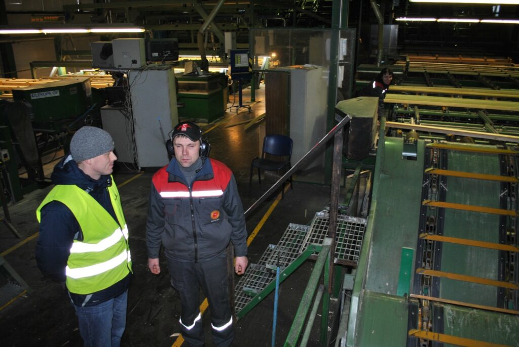 Akciju sabiedrība “Stora Enso Latvija” investējusi naudu Launkalnes zāģētavā, lai mitrā zāģmateriālu šķirošanas līnija darbotos vēl efektīvāk, informē ražošanas vadītājs Gatis Kirilovs (no kreisās). Attēlā - sarunā ar šķirošanas operatoru Aigaru Leimani. 
Autors: Sandra Pētersone