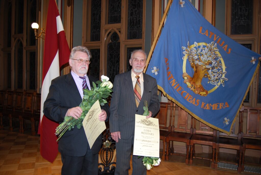 Strencēniešus Ēriku Vašuku (no kreisās) un Imantu Zirni Latvijas Amatniecības kamera  oficiāli atzinusi par izciliem sava aroda lietpratējiem, piešķirot viņiem goda meistara titulu. 
Autors: Jānis Pētersons