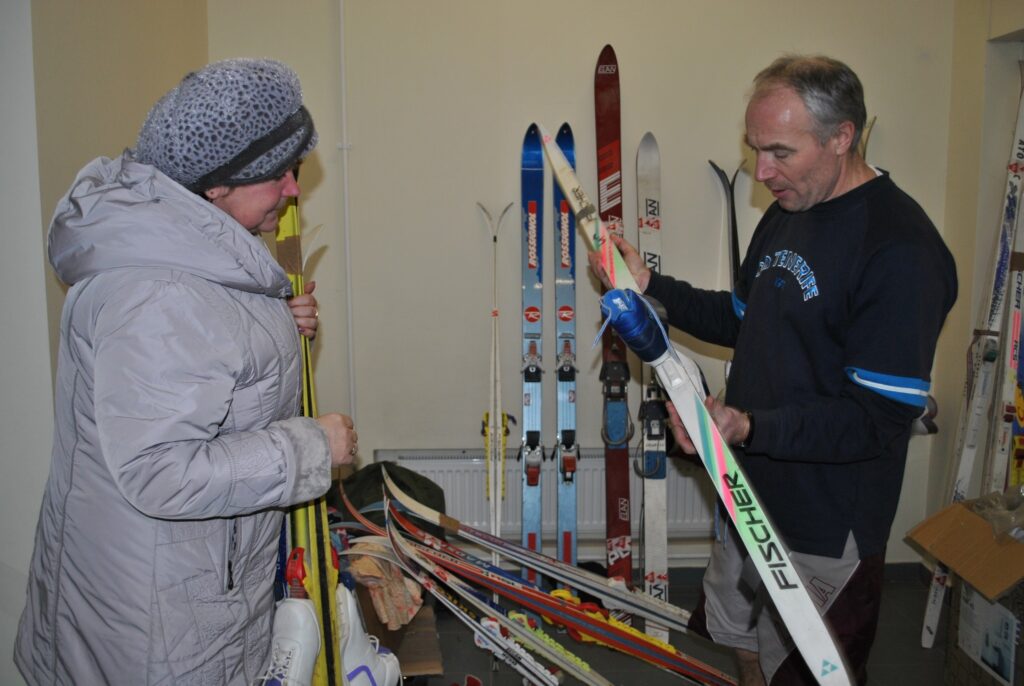  “Lai veselība tiem cilvēkiem, kuri pagādāja šīs slēpes!”  par iespēju sporta stundās slēpot arī Palsmanes pamatskolas audzēkņiem priecājas skolas direktore Dace Pērle. Inventāra izvēlē   konsultē novada Sporta pārvaldes vadītājs Guntars Markss.
Autors: Sandra Pētersone