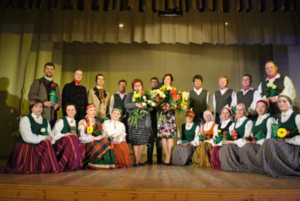 Palsmanes pagasta vidējās paaudzes deju kolektīvs “Cīrulis” sestdien svinēja savu 15. dzimšanas dienu. Kolektīvu visus šos gadus vada Aija Zeibote. Koncertmeistare ir Dace Purvlīce.
Autors: Sandra Pētersone