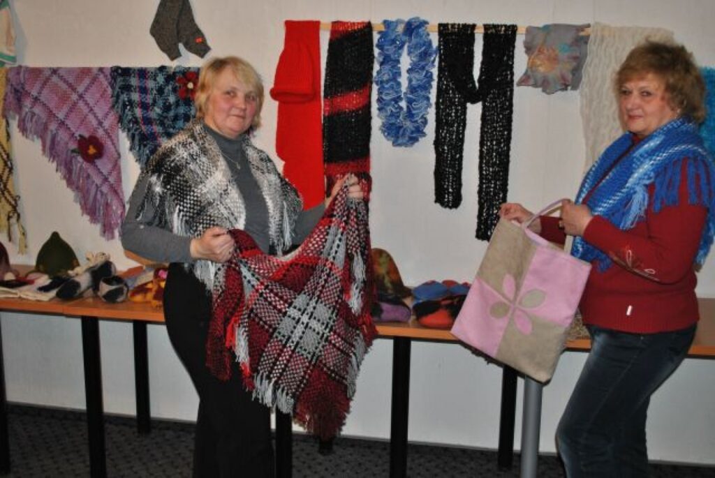 Savus rokdarbus izstādē Kalnamuižā izlikušas arī smiltenietes Inese Vērzemniece (no kreisās) un Mirdza Zauska. Izstāde būs atvērta tikai  vienu nedēļu, tālab interesentiem kavēties nevajadzētu. 
Autors: Sandra Pētersone