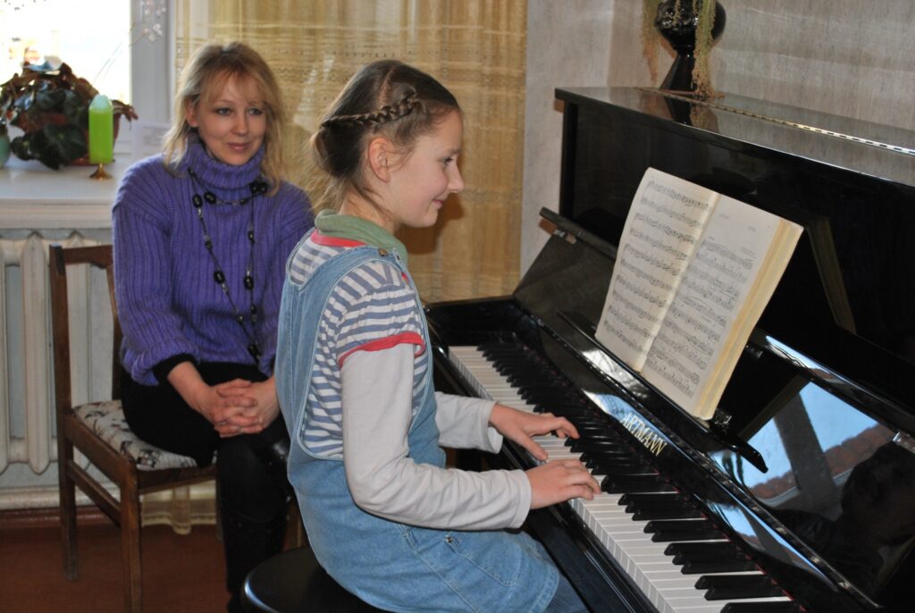  Smiltenes mūzikas skolas audzēkne Elza Bekmane klavierspēli pie skolotājas Ingunas Balodes mācās ar patiku. Valsts piešķirto dotāciju gan paliek arvien mazāka bērnu skaita  izglītošanai mūzikas un mākslas skolās. 
Autors: Sandra Pētersone