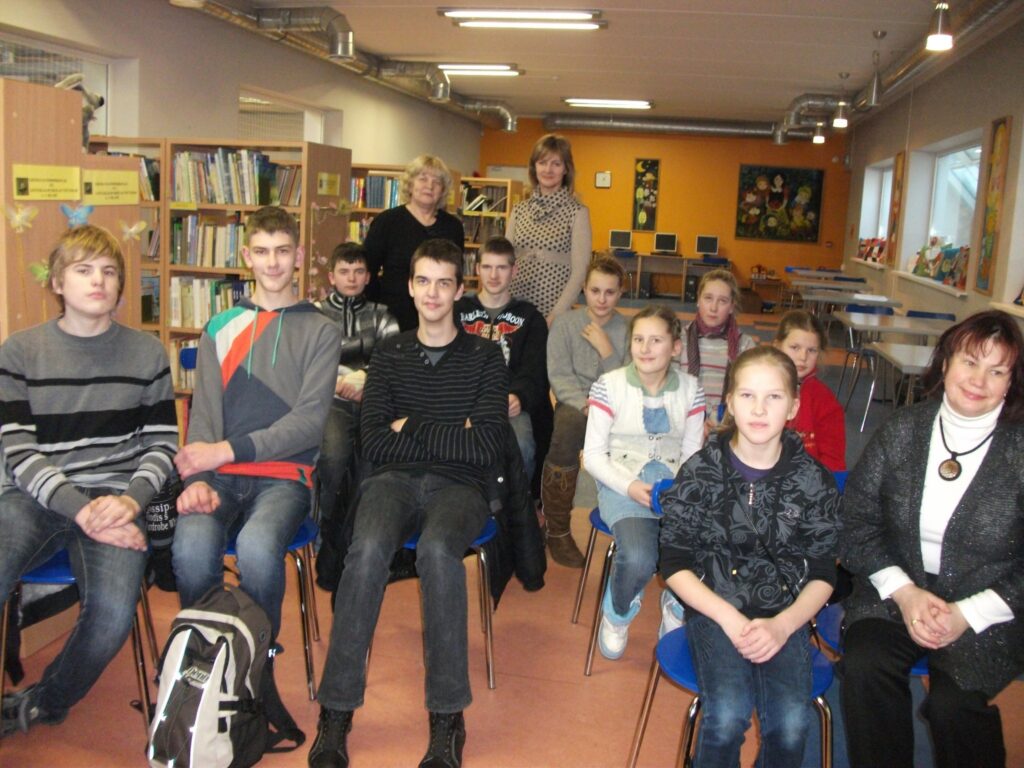 Savu darbu Smiltenē paveikuši Bērnu žūrijas eksperti. Noslēguma pasākumā bibliotēkas bērnu literatūras nodaļā ar viņiem tikās dzejniece Marika Svīķe (aizmugurē - centrā). 
Autors: Sandra Pētersone