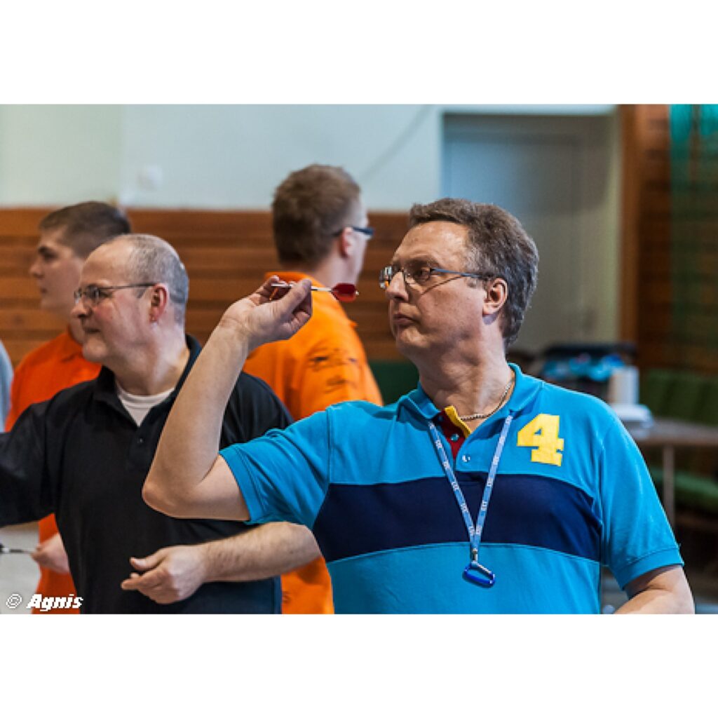 Neliels ieskats sestdien Trīs pakalnu sākumskolā notikušajās šautriņmešanas sacensībās „ Smiltenes kauss 2012 „.