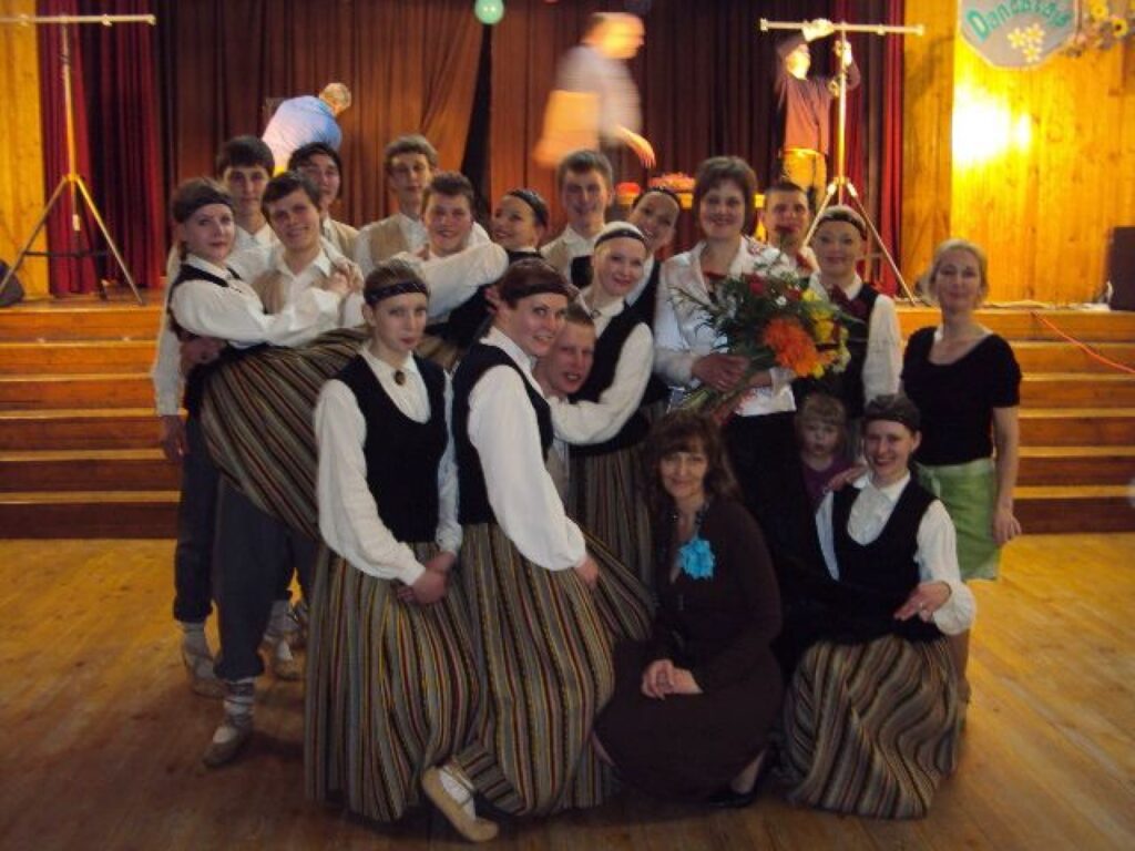 Aizvadītās nedēļas nogalē piecu gadu jubileju svinēja Variņu pagasta jauniešu deju kolektīvs “Dancātājs”. Visu šo laiku kolektīvu vada Laila Valtere (2. rindā trešā no labās). 
Autors: No personīgā arhīva