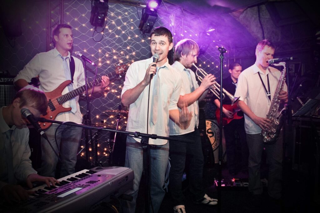 Grupa “Mākoņstūmēji” ir gatavi iepriecināt jūs savā divu gadu jubilejas ballē.
Autors: Justīne Kalniņa