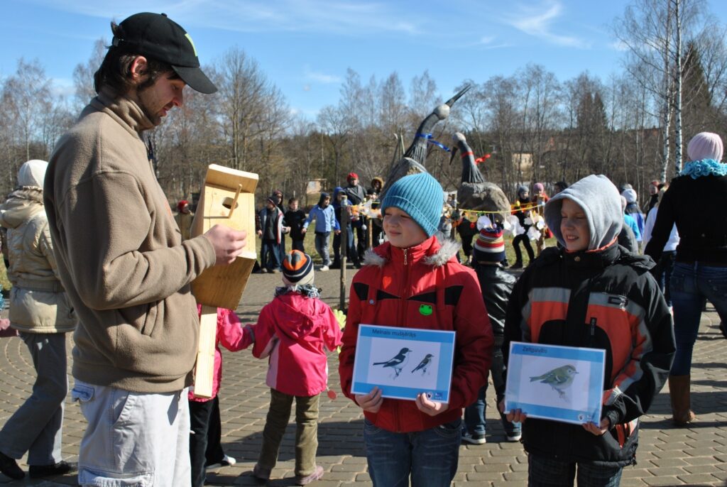Par putniem un putnu būrīšu gatavošanu Amandai Dzenei, Viesturam Birgeram un citiem bērniem stāstīja valsts vides inspektors Jānis Pērle. 
Autors: Sandra Pētersone