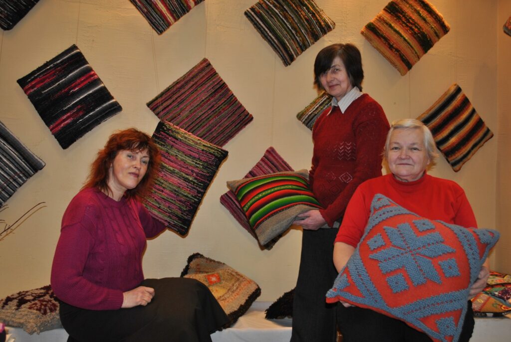 Izstādē līdz ar citu Tautas lietišķās mākslas studijas “Smiltene” dalībnieču darbiem apskatāmi arī spilveni, ko darinājušas Dzintra Kalniņa (no kreisās), Inese Kauliņa un Raita Leite. 
Autors: Sandra Pētersone