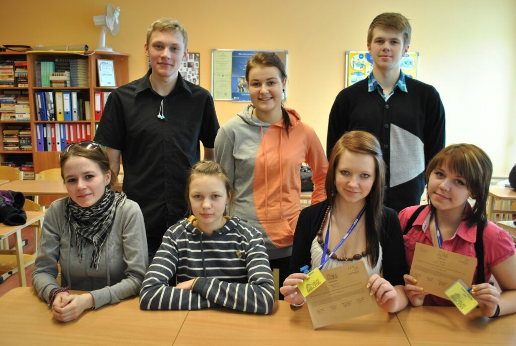 Ne visi Smiltenes ģimnāzisti aizvadītajā brīvlaikā tikai atpūtās. Jana Ņikitina (1. rindā no kreisās), Ausma Cīrulniece, Aija Albertiņa, Laura Vizule, Andris Šiška (2. rindā no kreisās), Beāte Melbārde un Artūrs Eimanis pārstāvēja skolu dažādos konkursos.
Autors: Sandra Pētersone