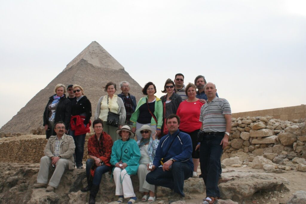 Nesen no ceļojuma uz Ēģipti mājās atgriezās Smiltenes un Valkas novada iedzīvotāji. Grupu organizēja smiltenietis Gunārs Auders (pirmais no labās). 
Autors: No personīgā arhīva