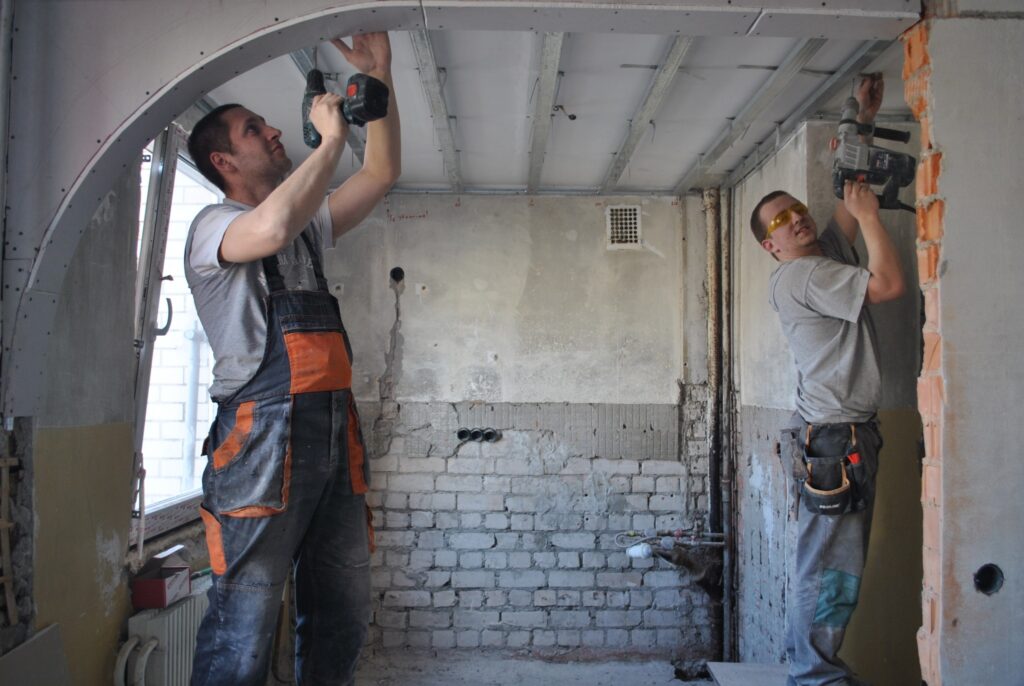 Palsmanes pagastā jaunāko uzņēmumu IK “EK Construction” dibinājis 23 gadus vecais palsmanietis Edgars Kalniņš (no labās). Kopā ar Andri Jurovu un vēl trijiem strādniekiem viņš strādā būvniecības nozarē. 
Autors: Sandra Pētersone