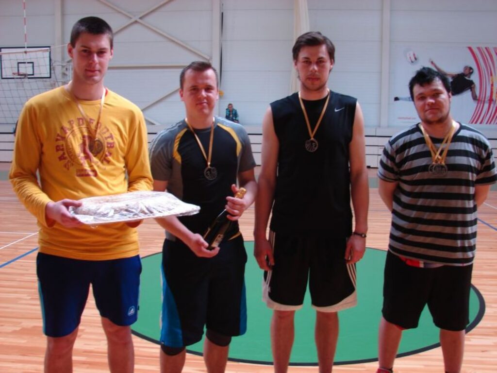 Trešajā vietā - Grundzāles pagasta komanda: Ivars Blīgzna (no kreisās), Mārtiņš Ruks, Kaspars Blīgzna un Sandis Rullīts.
Autors: Sandra Pētersone