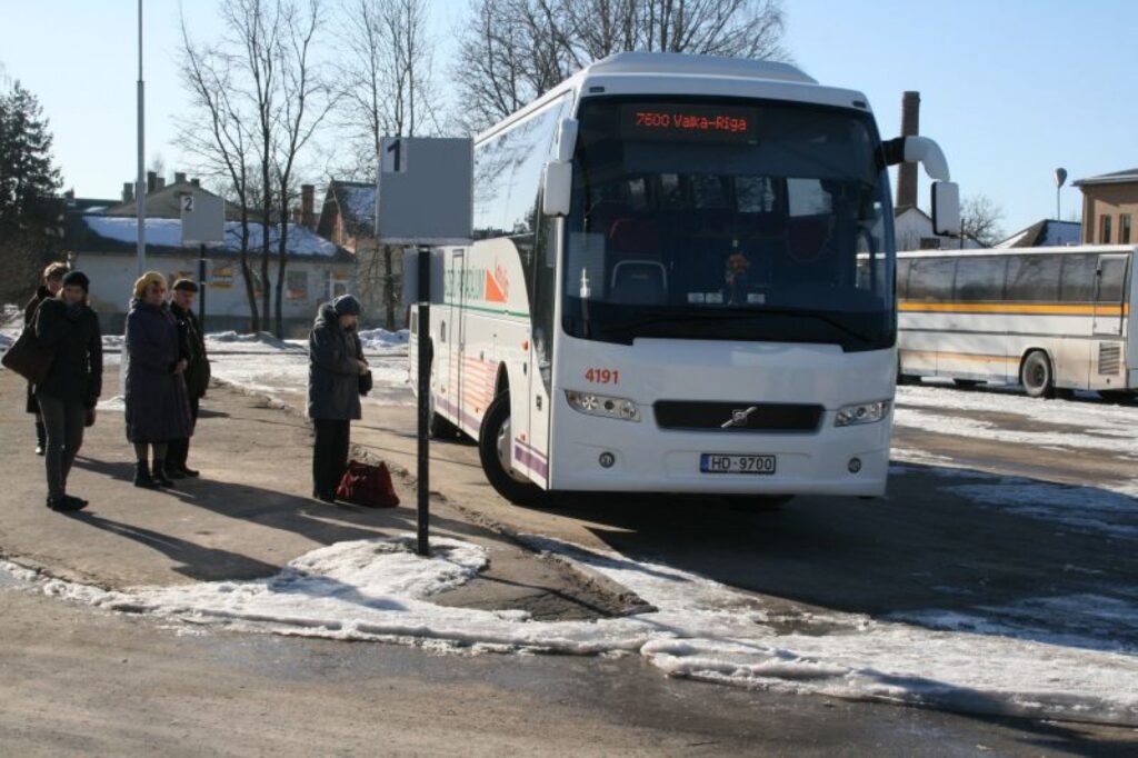 Pasažieri uzskata, ka šogad ieplānotā autobusu biļešu tarifu celšana nav tas sliktākais variants, jo to, ka vislielākais sadārdzinājums skars tikai biļetes cenu līdz Rīgai, vēl var pieciest. 
Autors: Aivars Zilbers
