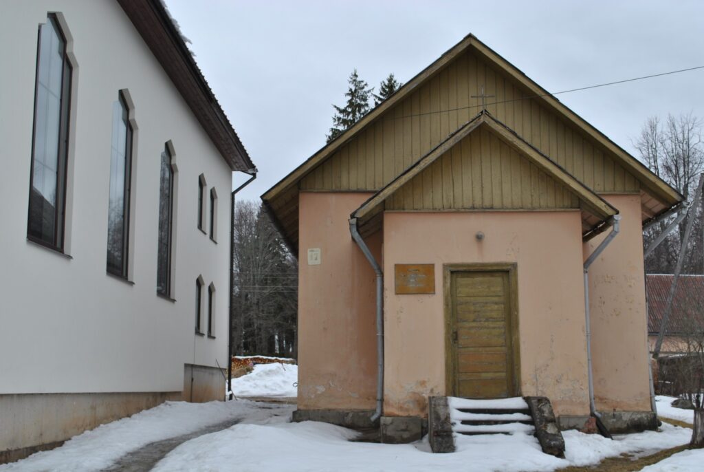 Smiltenē dzirdamās runas par Romas katoļu baznīcas vecās ēkas (attēlā) varbūtēju nojaukšanu nekādi nav saistītas ar gaidāmo stāvlaukuma izbūvi Vaļņu ielas malā. 
Autors: Sandra Pētersone
