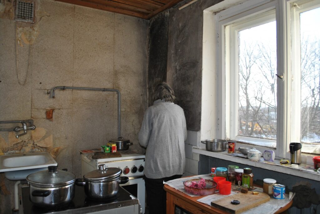 Izsolei parādu dēļ Smiltenē  nodots arī dzīvoklis, kurā dzīvo pensionāre Ārija un viņas dēls. Sieviete stāsta, ka dzīvoklis ir sliktā stāvoklī, jo daudzstāvu mājai tek jumts, tomēr tik un tā citur viņai nav, kur palikt. 
Autors: Sandra Pētersone