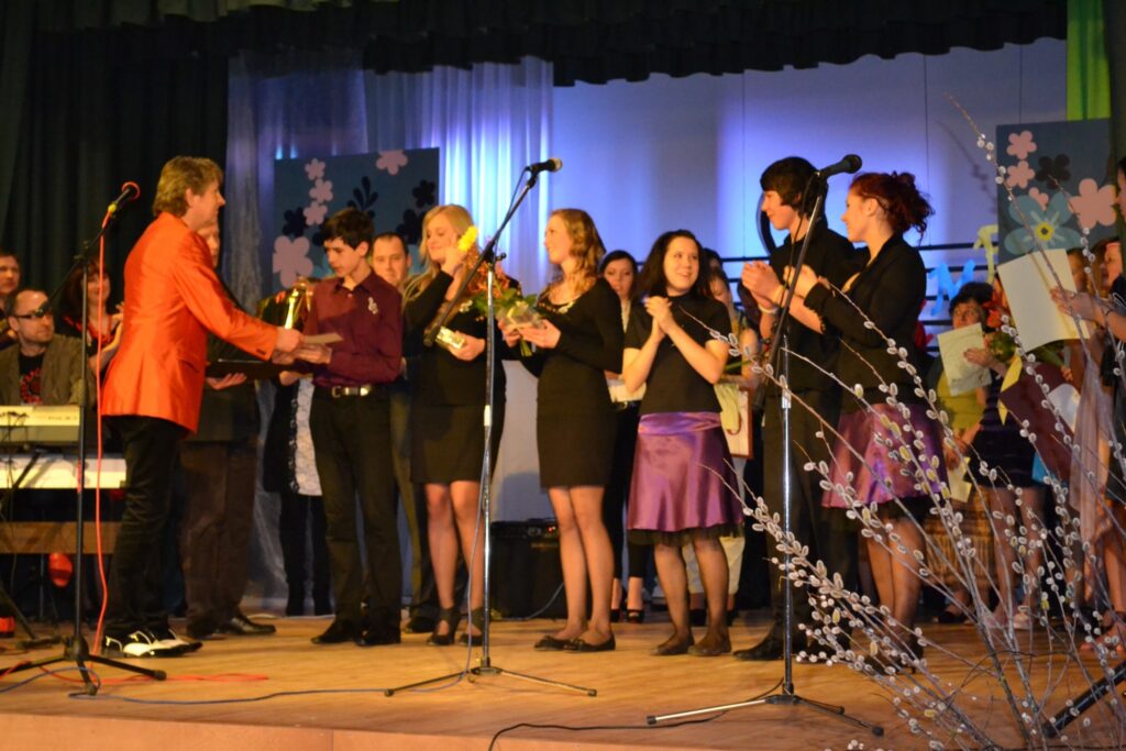 “Dziesma manai paaudzei” Strenčos finišējusi. Uzvarētājus, Strenču skolēnus, sumināja arī pasākuma vadītājs Fredis. 
Autors: Ginta Gailīte
