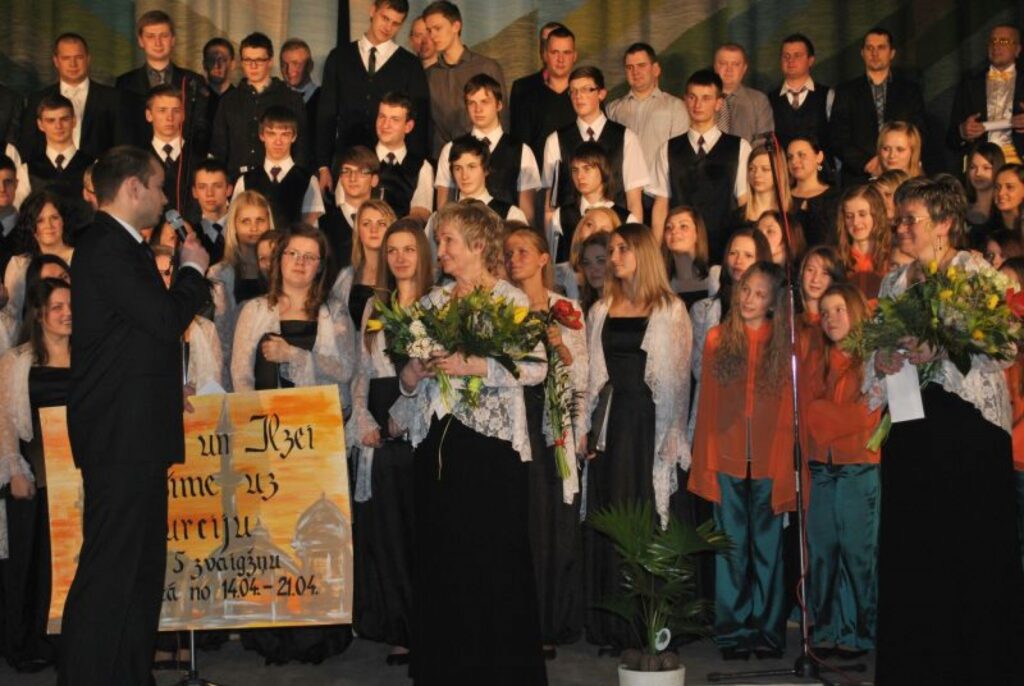 Vārdos vien nevar aprakstīt to fanātisko darbu, ko jau 16 gadus kora “Lido” izaugsmē un 10 gadus “Lido” studijas vadīšanā ir ieguldījušas diriģente Valda Sedola (vidū) un koncertmeistare Ilze Megne. Tāpēc koristi, bijušie dziedātāji un sponsori viņām svētkos uzdāvināja ceļazīmi uz Turciju.
Autors: Sandra Pētersone