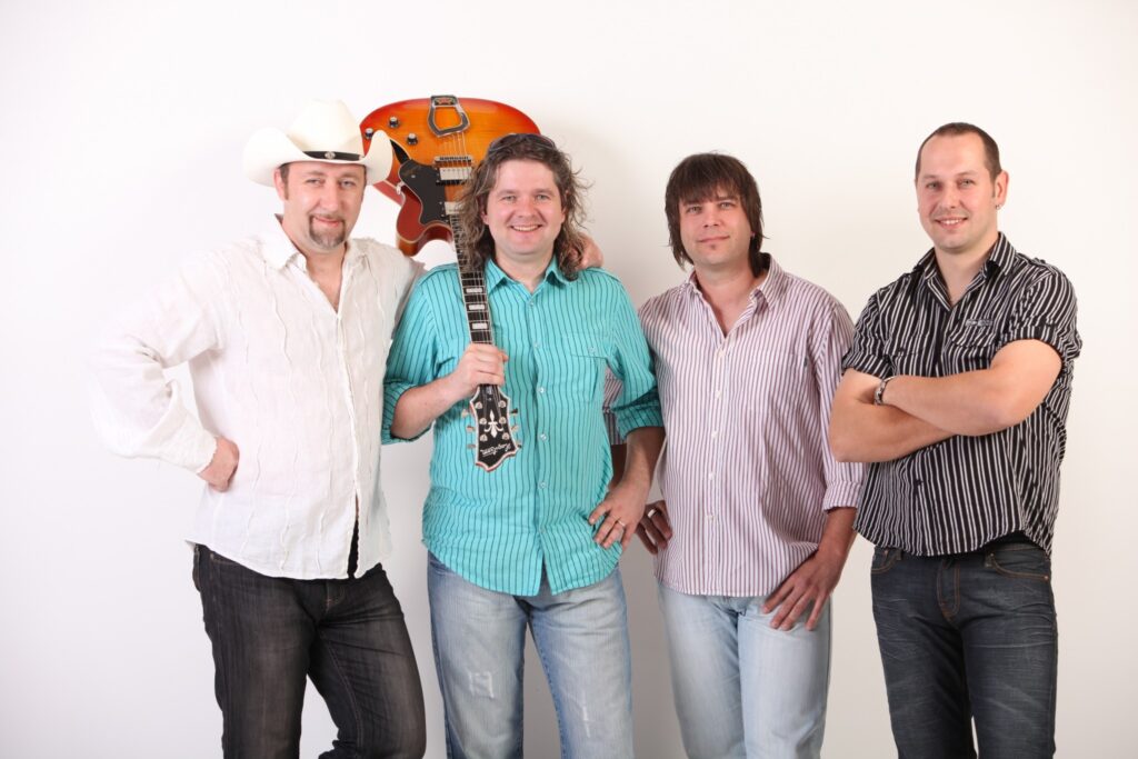 Smiltenes grupa “Apvedceļš” (no kreisās Jānis Krūmiņš, Armands Leimanis, Mareks Siliņš un Andis Mincis) var būt gandarīta: Latvijā labākais šlāgermūzikas albums 2011. gadā ir viņējais.
Autors: publicitātes foto