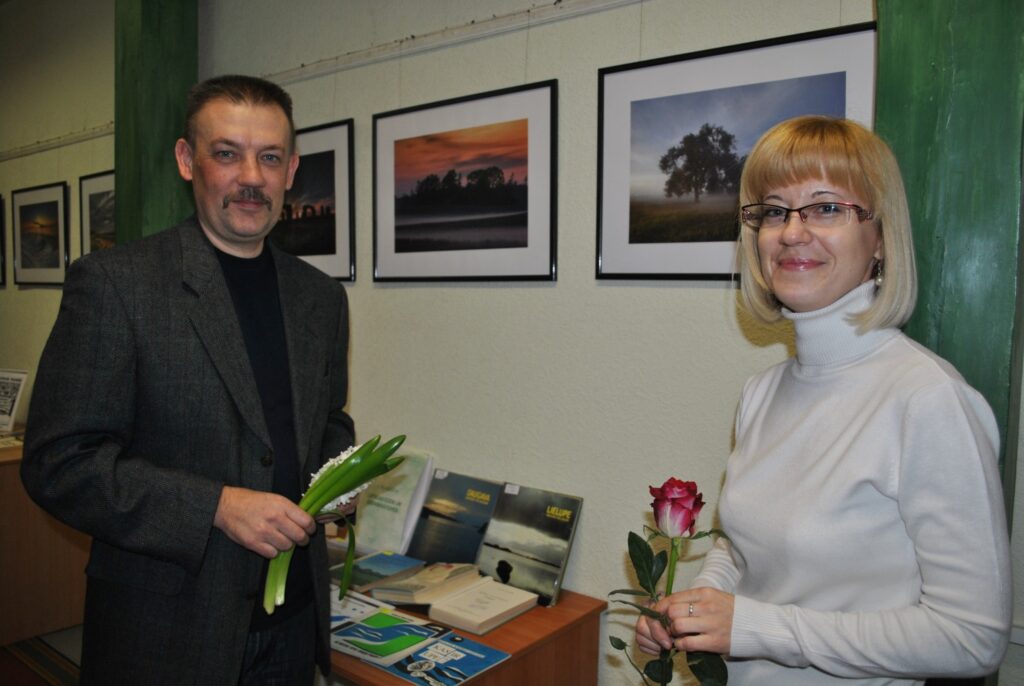  Smiltenes bibliotēkā atklāta fotogrāfa un televīzijas operatora Jāņa Ūdra fotogrāfiju izstāde “Laika mirkļos”. To iekārtot palīdzēja Jāņa dzīvesbiedre Evita Ūdre.
Autors: Sandra Pētersone