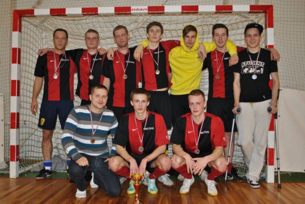  Trešajā vietā – komanda “FK “Smiltene”/BJSS U-21”. Pirmajā rindā (no kreisās) Jānis Sīmanis, Mārtiņš Veģeris, Kristaps Rakštelis; otrajā rindā (no kreisās) Edmunds Sniķeris, Andris Bogdanovs, Jevgēnijs Kravčenko, Edgars Jansons, Dagnis Sausais, Jānis Augstkalns, Jānis Priede.
Autors: Sandra Pētersone