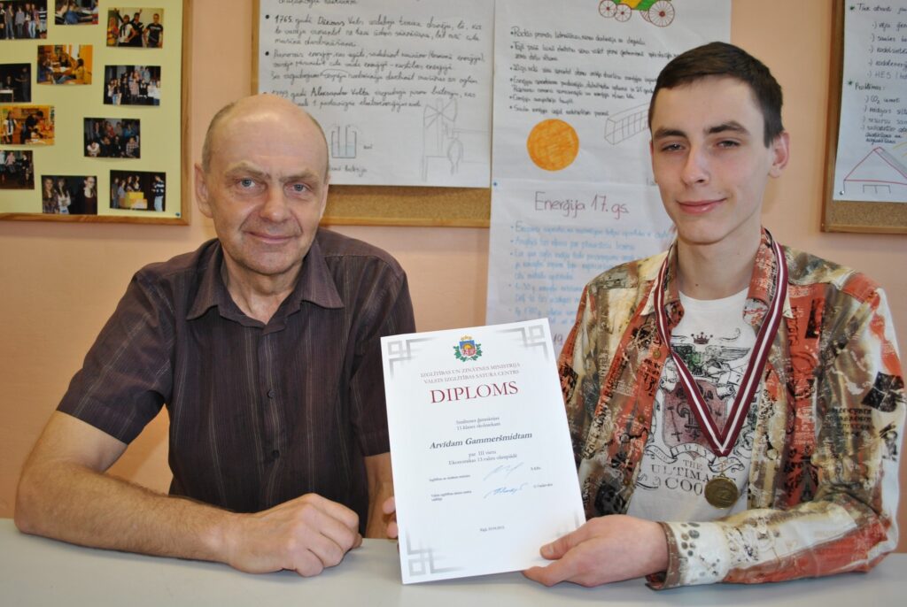 Smiltenes ģimnāzijas ekonomikas skolotājam Guntim Viļumam ir pamatots iemesls priekam. Viņa audzēknis, 11.b klases skolēns Arvīds Gammeršmidts ieguvis trešo vietu valsts olimpiādē ekonomikā
Autors: Sandra Pētersone