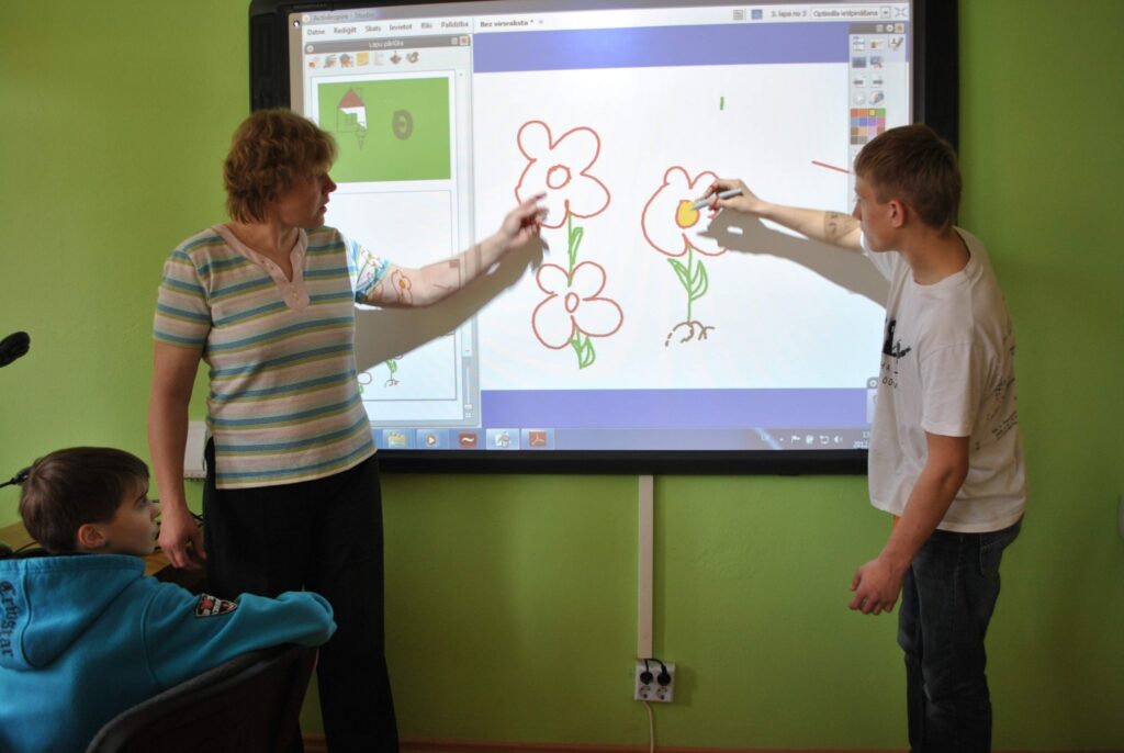  Blomes pamatskolā 7. klases skolēniem otrdien bioloģijas stunda pie skolotājas Ilzes Āboltiņas atšķīrās no iepriekšējām, jo zēni apguva jauniegādātās interaktīvās tāfeles iespējas.
Autors: Santa Sinka