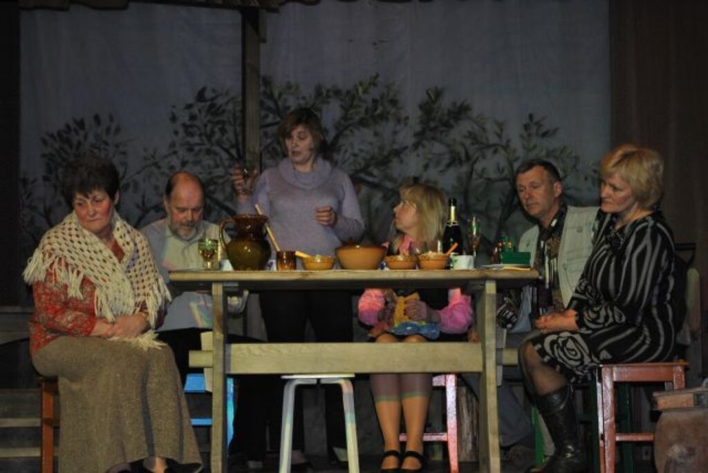 Smiltenes pagasta amatierteātris “Trīnis” iestudējis Harija Gulbja “Cīrulīšus”, kurā risinātas latviešu dzimtām arī mūsdienās aktuālas problēmas. 
Autors: Sandra Pētersone