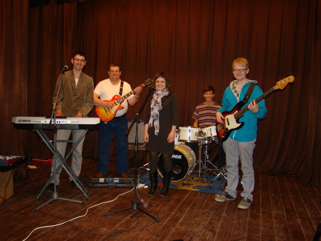 Grupa “Kreisais pagrieziens” beidzot piecu dalībnieku sastāvā! No kreisās: Dzintars Ziediņš,  Jānis Kuzmans, Kristīne Priede, Mārtiņš Kokars un Jānis Namnieks
Autors: No personīgā arhīva