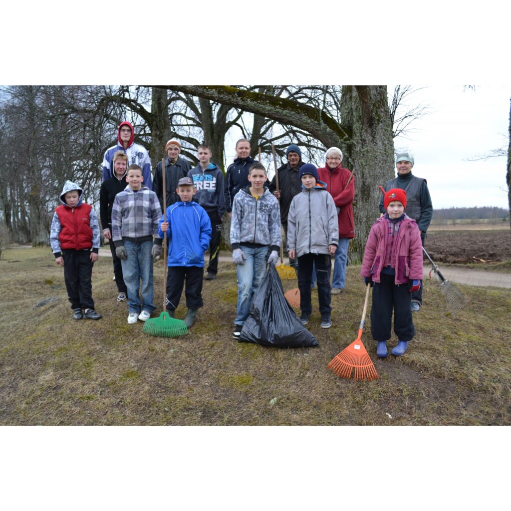 1 - Līvija Pinzule ar talciniekiem pie ģimenes centra 