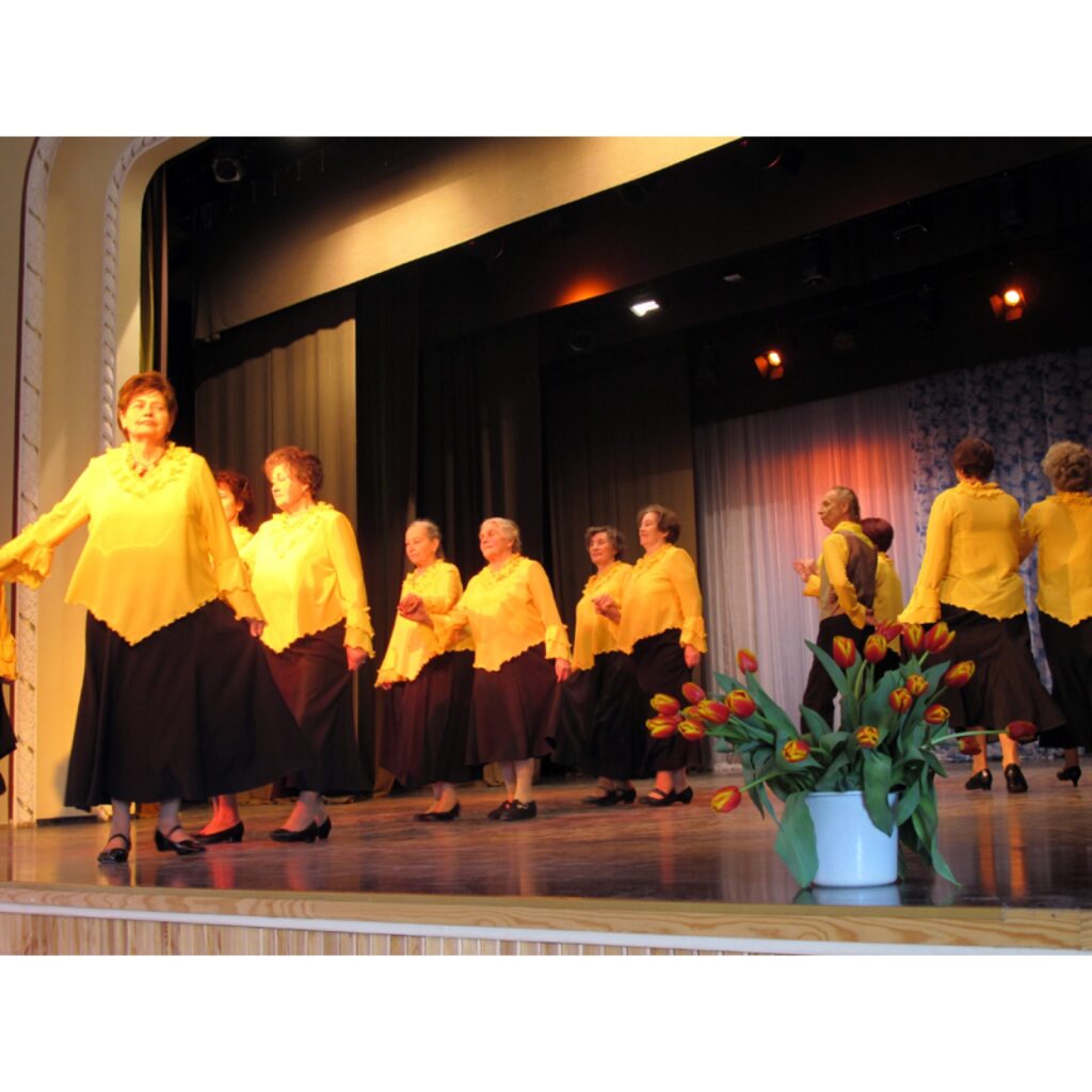 Valkas kultūras namā notiek vecākās paaudzes deju festivāls 