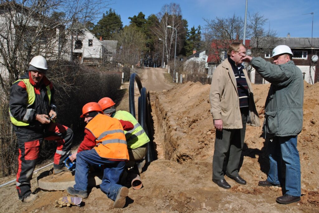 Firma “Vidzemes Energoceltnieks” pirmos jaunā ūdensvada metrus jau izbūvējusi Ozolu ielā. Uzņēmuma projektu vadītājs Egils Stošs (no labās) un “Smiltenes NKUP” valdes loceklis Raitis Melderis aicina iedzīvotājus saskaņot ar darbu vadītājiem pieslēguma atzaru izvietojumu.
Autors: Sandra Pētersone