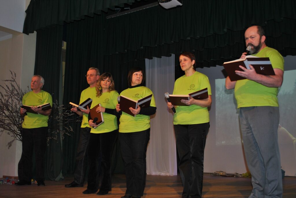 Piektdien Strenču kultūras namā Jērcēnu dzejas teātris pirmo reizi rādīja savu jaunāko iestudējumu,  informatīvu literāri muzikālu uzvedumu “Kamēr vien tauriņi lūdz...”.
Autors: Sandra Pētersone