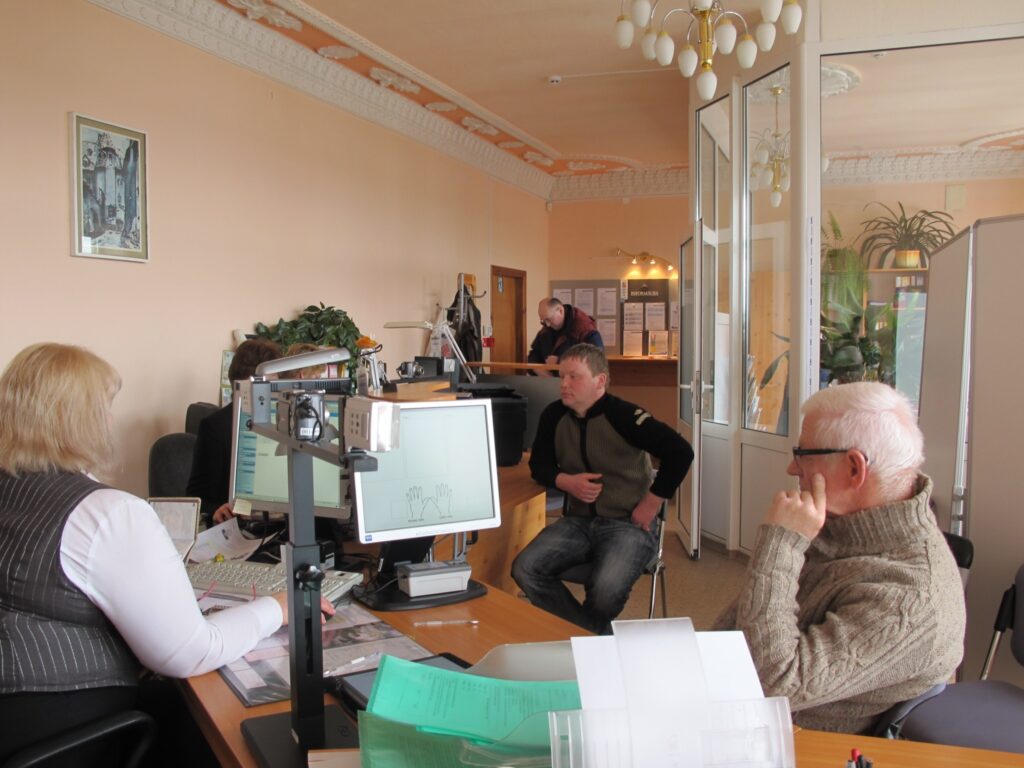 Šodien Pilsonības un migrācijas lietu pārvaldes Valkas nodaļā sāka klientiem kārtot formalitātes personas apliecību jeb elektronisko identifikācijas karšu izsniegšanai. Tās viens no pirmajiem nokārtoja valcēnietis Igors Lielais. 
Autors: Inga Karpova