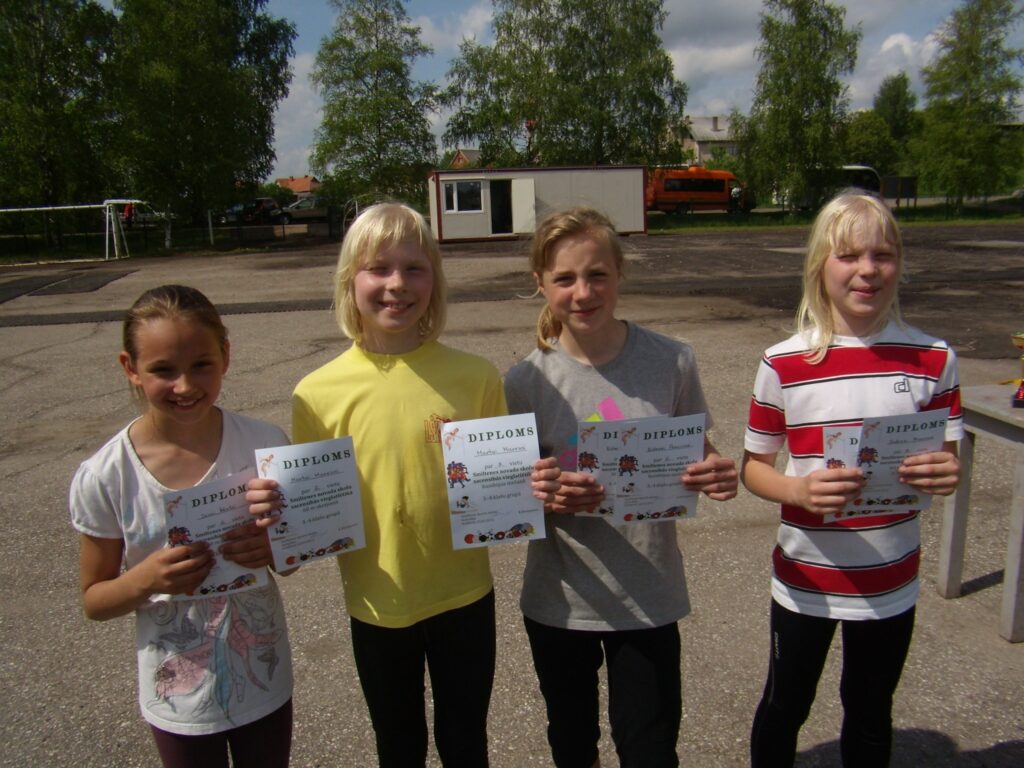 Jaunāko klašu skolēni daudzcīņā Smiltenes novadā diplomus ieguva gan individuāli, gan kopvērtējumā. Labāko vidū ir arī: Ieva Ābola (no kreisās). Marta Marksa, Estere Ponciusa un Sabīne Marksa.
Autors: no personīgā arhīva