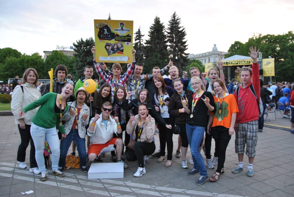 Smiltenes ģimnāzijas 11.b klase un viņu audzinātāja Lita Paulsone ir laimīgi. Sestdien izcīnīta trešā vieta ZZ čempionāta lielajā finālā! 
Autors: publicitātes foto