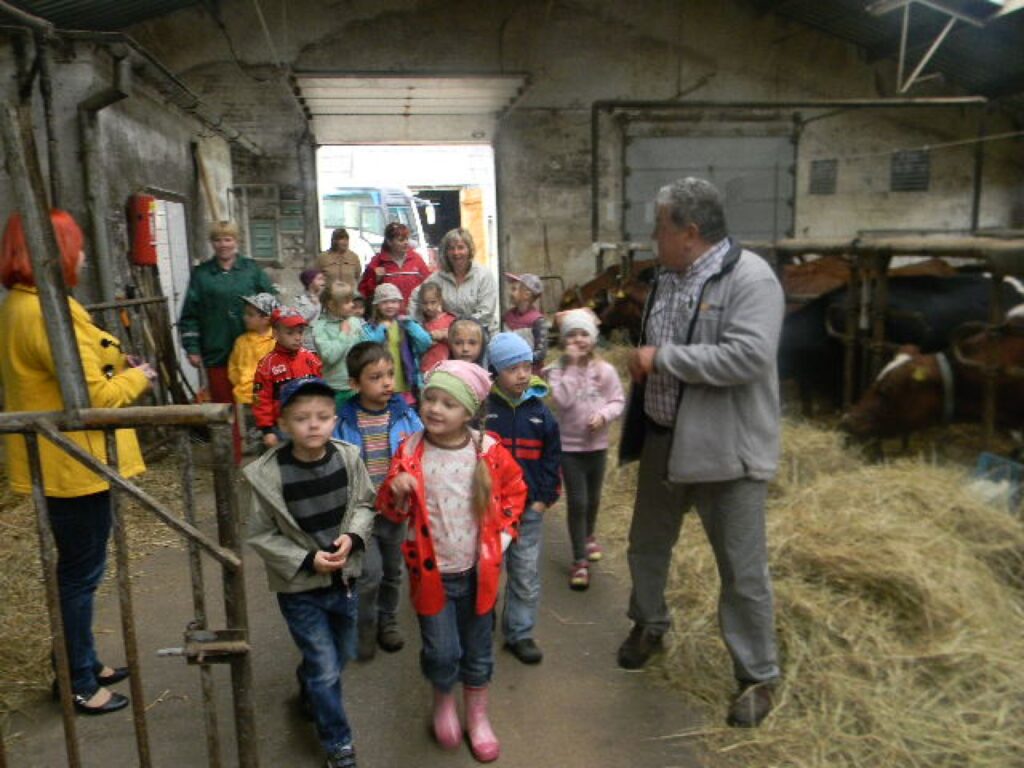 Smiltenes bērnudārza “Pīlādzītis” audzēkņiem SIA “Palsmane” fermas izrādīja uzņēmuma valdes priekšsēdētājs Jānis Stāvausis (no labās). 
Autors: No personīgā arhīva