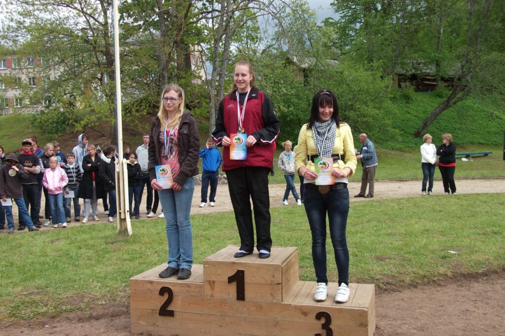  Palsmanes speciālās internātpamatskolas skolniece Agrita Bindre (no labās) olimpiādē uzvarēja tāllēkšanā un bija trešā 800 metru skrējienā. 
Autors: No personīgā arhīva