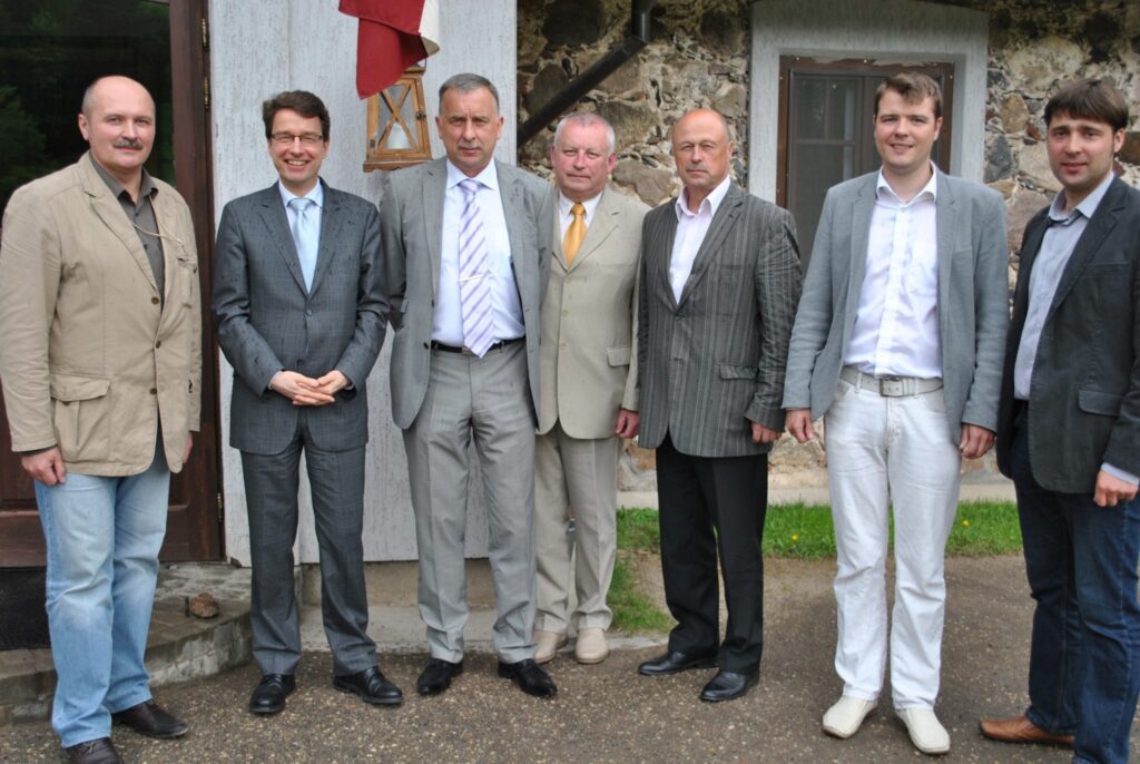  Ar Vācijas vēstniecības Rīgā misijas vadītāja vietnieku Henningu Simonu (otrais no kreisās) šonedēļ tikās: uzņēmuma “Smiltene Impex” valdes priekšsēdētājs Voldemārs Ciršs (no kreisās), Smiltenes novada domes priekšsēdētājs Ainārs Mežulis, Launkalnes pagasta pārvaldes vadītājs Māris Lazdiņš, Smiltenes novada domes izpilddirektors Kārlis Lapiņš, Latvijas Kokmateriālu ražotāju un tirgotāju asociācijas izpilddirektors Kristaps Klauss un SIA “Lameko Impex” pārdošanas daļas direktors Intars Āboliņš. 
Autors: Sandra Pētersone