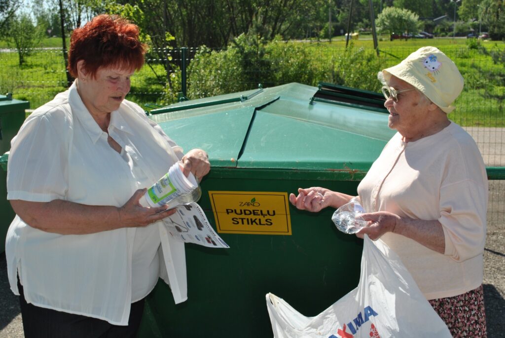 EKO laukumu Smiltenē svinīgi atklās tikai rīt, bet laukuma pārzine Baiba Ločmele (no kreisās) jau pāris dienas uzņem pirmos apmeklētājus. Smiltenieši pēc šāda pakalpojuma ir nocietušies. “Ļoti vajadzīga lieta tāds ekolaukums, lai mūsu pilsēta būtu tīra!” piekrīt pensionāre Velta Tauriņa. 
Autors: Sandra Pētersone