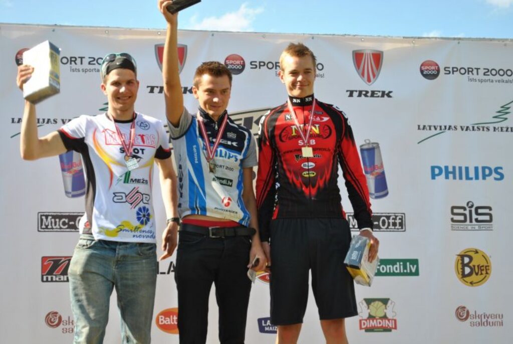 No smilteniešiem visātrākais kopvērtējumā bija Toms Knostenbergs (vidū), kurš savā vecuma grupā turklāt izcīnīja pirmo vietu. 
Autors: Sandra Pētersone