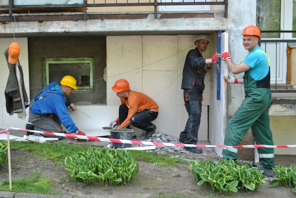 Firma “ASE” daudzdzīvokļu mājas renovāciju Pils ielā 7 sāk ar pamatu siltināšanu. Objektā strādā arī Māris Grigulis (no kreisās), Kristaps Brozis, Artūrs Akmins un Artūrs Vilnis. 
Autors: Sandra Pētersone