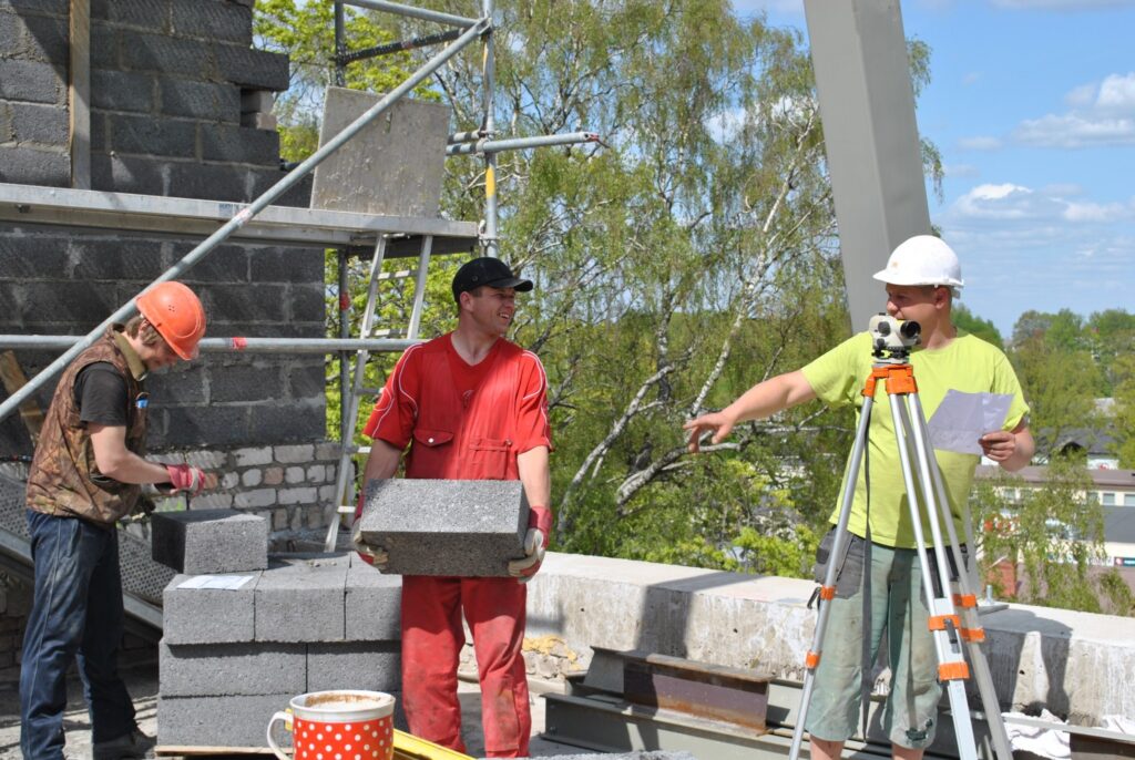 Kultūras nama jaunajā ceturtajā stāvā strādā arī SIA “Selva Būve” celtnieki Alvis Traubergs (no kreisās), Lauris Brikmanis un Sandis Jansons. Šonedēļ tur mūrē sienas un izbūvē jumta konstrukcijas.
Autors: Sandra Pētersone