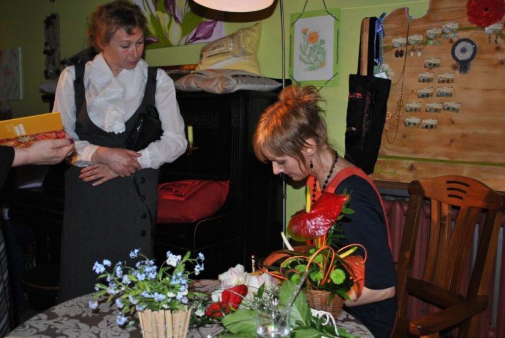 Aizvadītajā nedēļā Strenčos un Smiltenē lasītājus ar savu jauno dzejas grāmatu “Mēs esam viens otram” iepazīstināja dzejniece Marika Svīķe. 
Autors: Sandra Pētersone