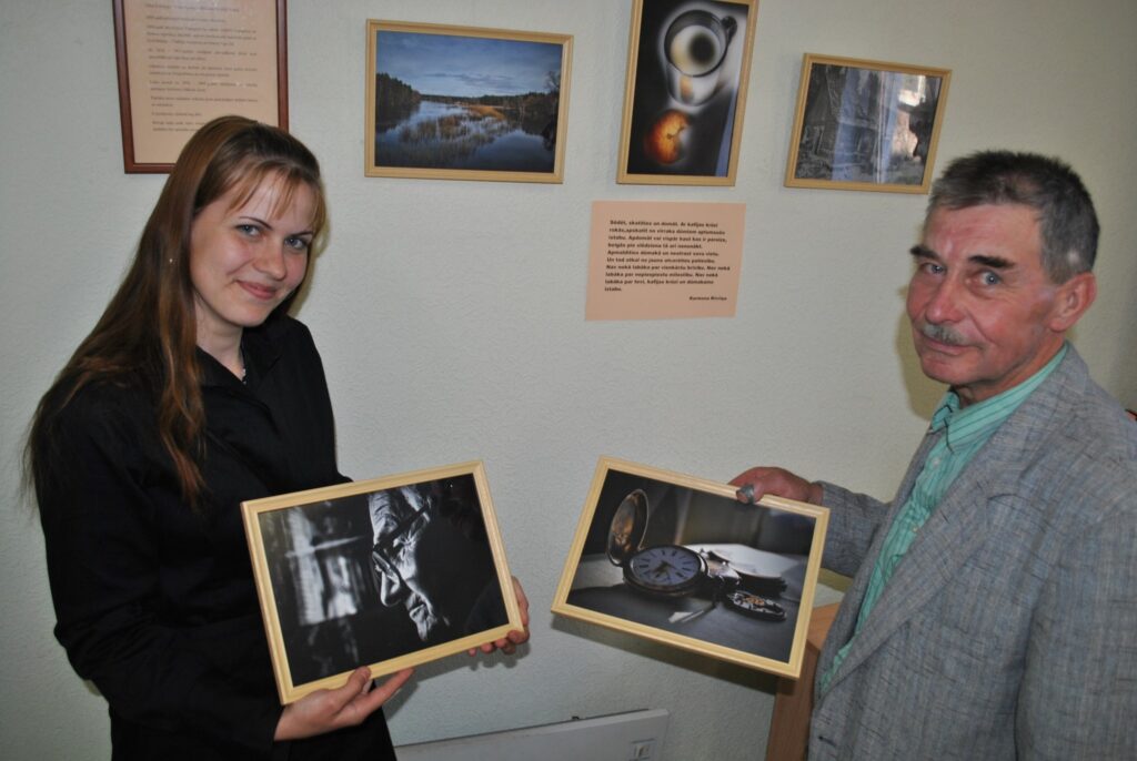 Smilteniete Elīna Kubuliņa-Vilne ar fotografēšanu aizrāvusies tēva Ziedoņa Kubuliņa ietekmē. Tikko pilsētas bibliotēkā atvērta Elīnas pirmā izstāde, kurā jauniete sevi pieteikusi kā radošu, domājošu fotogrāfi.
Autors: Sandra Pētersone