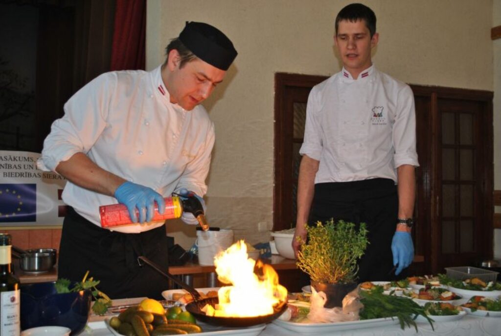 Otrdien Smiltenes pagastā seminārā “Pavasara bagātība ar piena produktiem” ikviens varēja izgaršot, cik dažādus ēdienus var pagatavot no piena produktiem un pavasara zaļumiem. Savu prasmi demonstrēja arī restorāna “Desiderata” pavāri Māris Astičs (no labās) un Nikolajs Borodkins. 
Autors: Sandra Pētersone