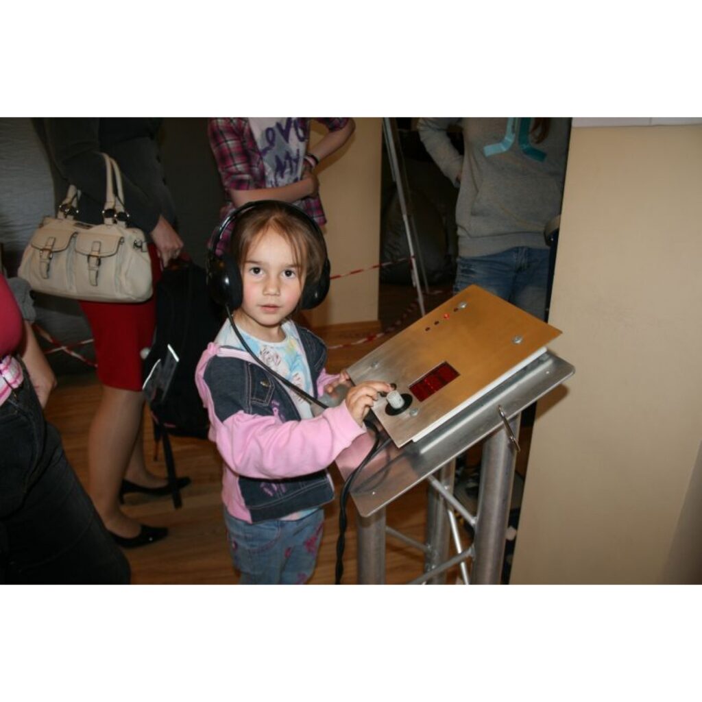 16. maijā, Valkas kultūras namā vienas dienas garumā Igaunijas Tartu zinātniskais centrs “AHAA” rīkoja savu demonstrējumu un tehnisko risinājumu izstādi.
Visu dienu uz izstādi gan individuāli, gan grupā devās pilsētas skolu audzēkņi. Kā...
Autors: Aivars Zilbers korespondents